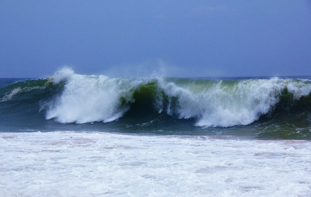 ocean waves crashing on shore during daytime